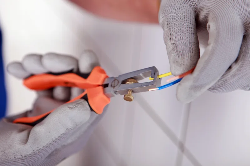 Électricien professionnel au travail — Services Dépannage, Garges-lès-Gonesse (95)
